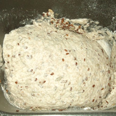 Krok 3 - Chleb pszenny na zakwasie pszennym z ziarnami foto