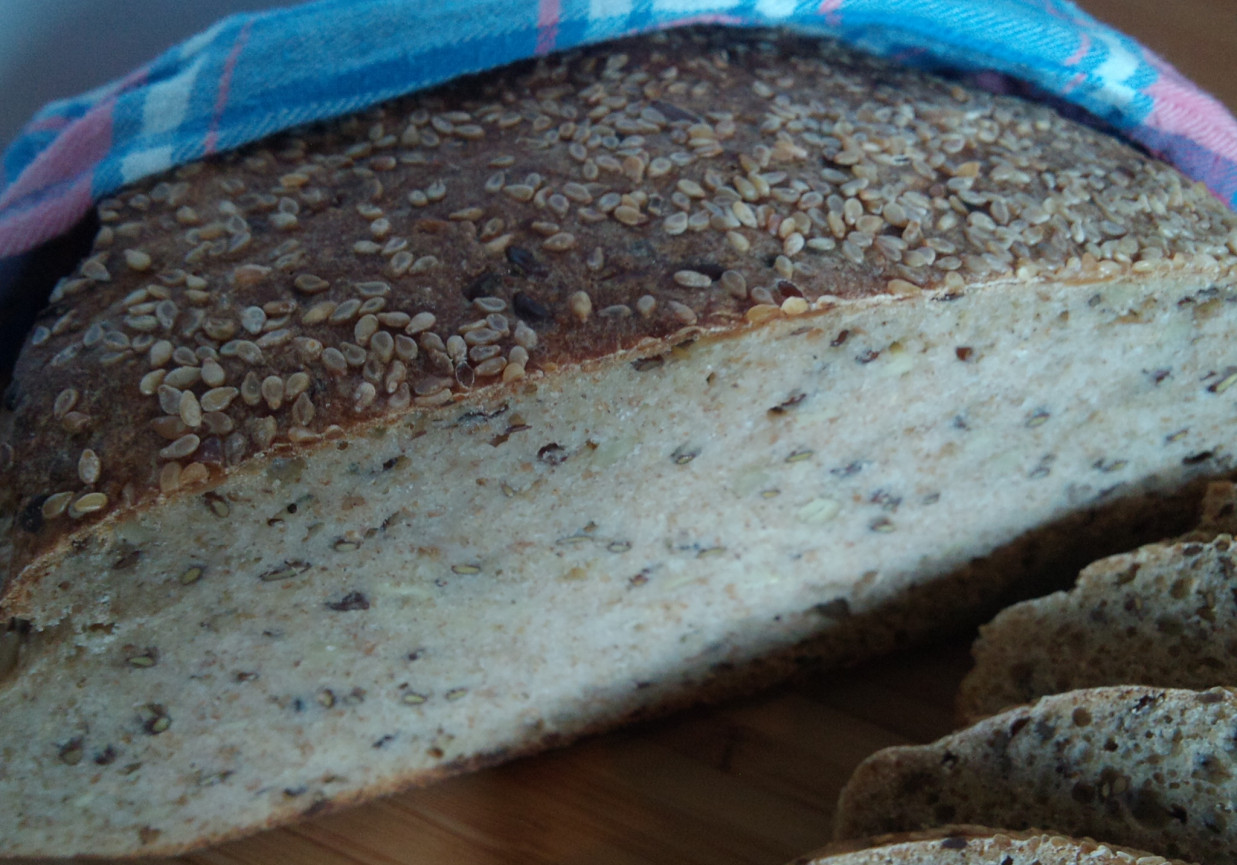 Chleb pszenny na zakwasie pszennym z ziarnami foto
