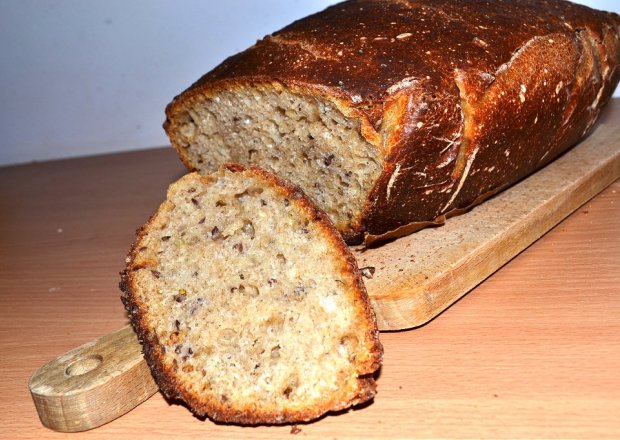 Fotografia przedstawiająca Chleb pszenny na  zakwasie ze słonecznikiem i siemieniem lnianym