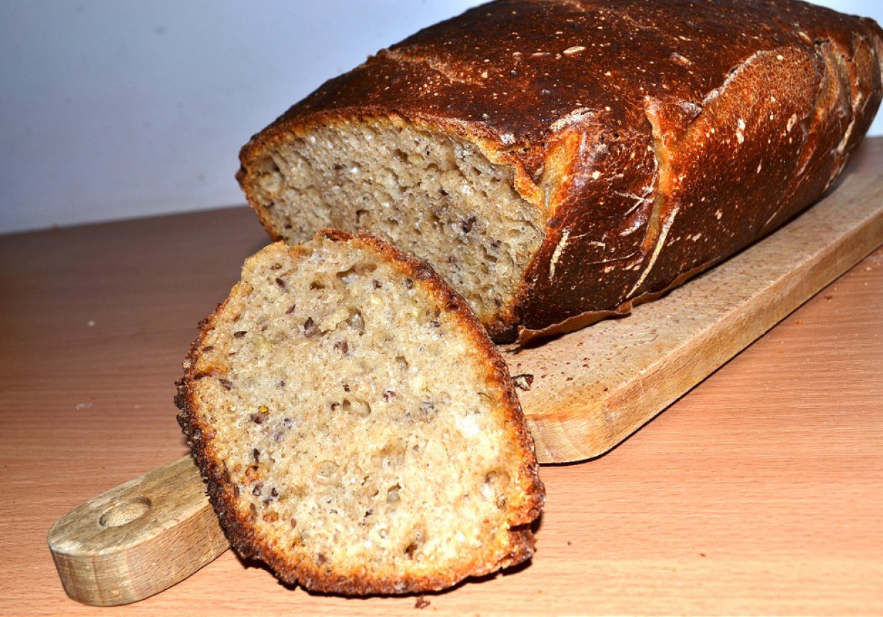 Chleb pszenny na  zakwasie ze słonecznikiem i siemieniem lnianym foto