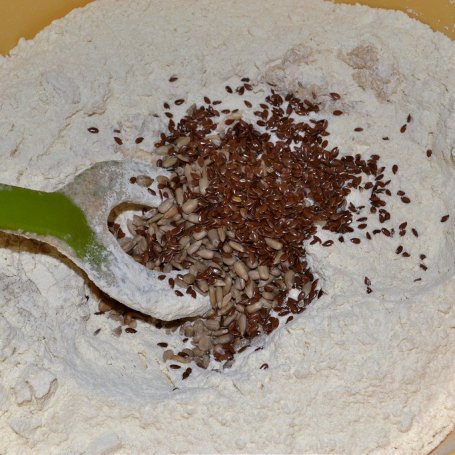 Krok 2 - Chleb pszenny na  zakwasie ze słonecznikiem i siemieniem lnianym foto