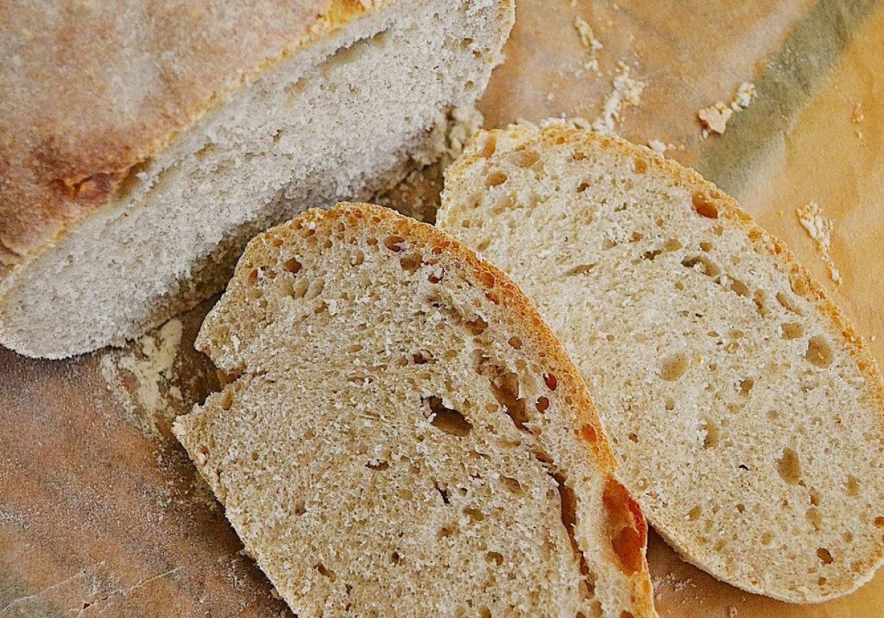 Chleb pszenny na zakwasie żytnim i drożdżach foto