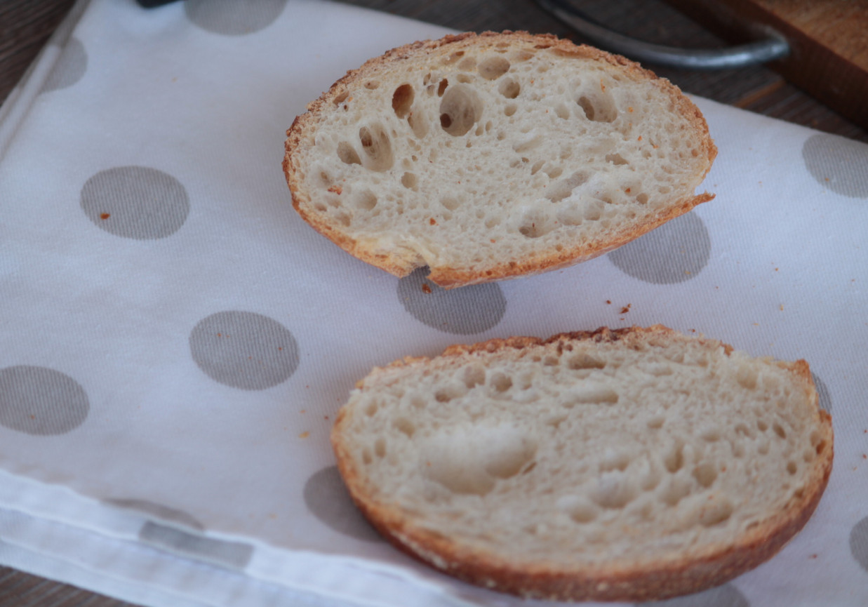 Chleb pszenny na zakwasie z chrupiącą skórką foto