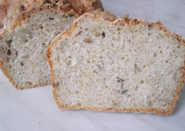 Fotografia przedstawiająca Chleb pszenny na żytnim zakwasie z dodatkiem siemienia lnianego