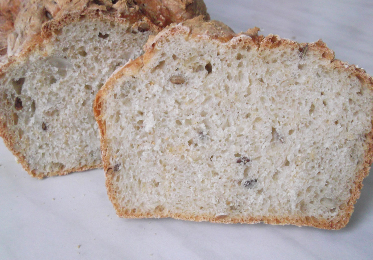 Chleb pszenny na żytnim zakwasie z dodatkiem siemienia lnianego foto