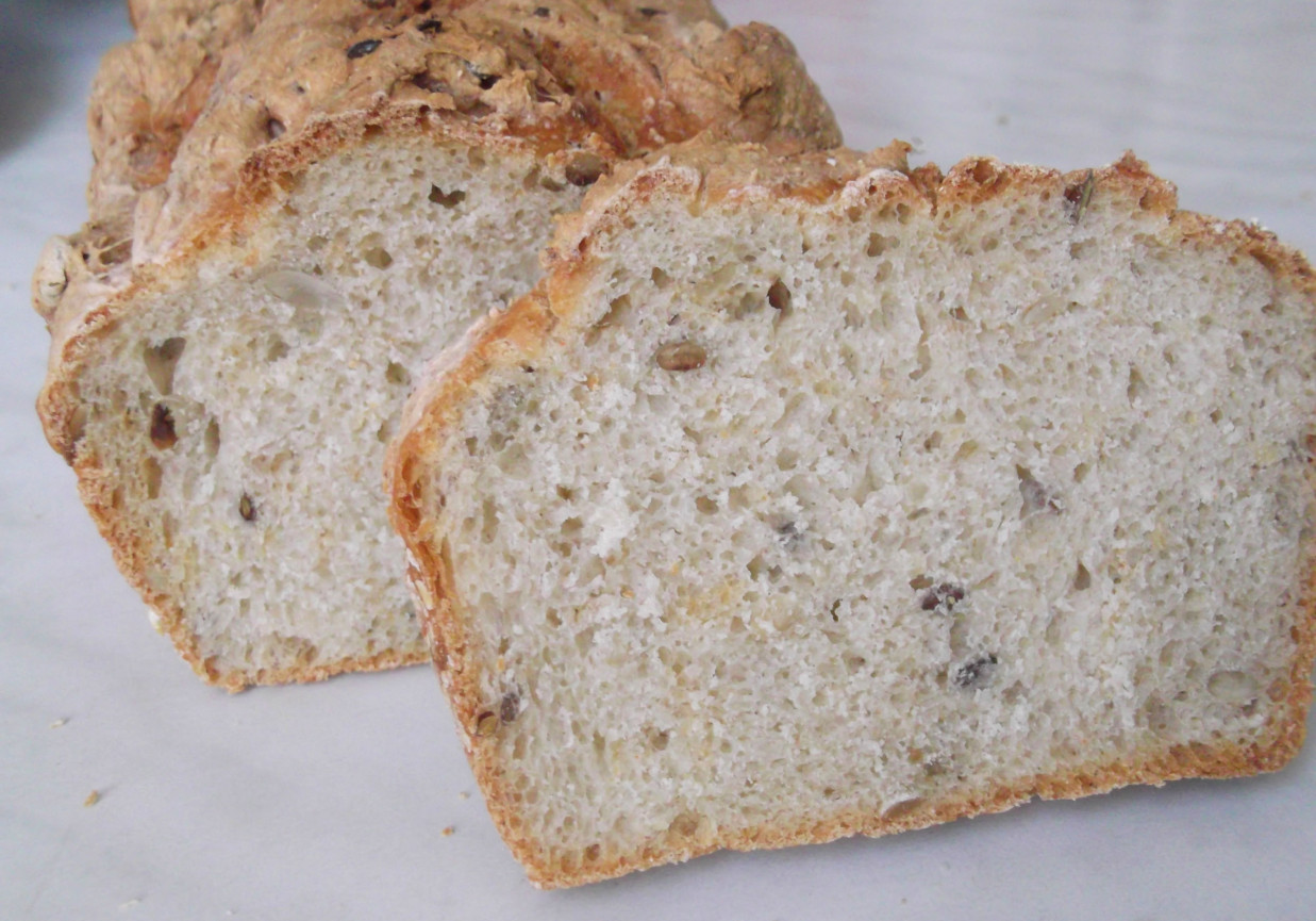 Chleb pszenny na żytnim zakwasie z dodatkiem siemienia lnianego foto