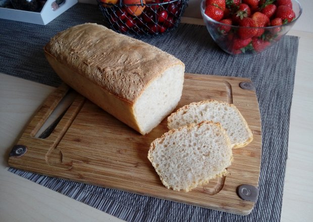 Fotografia przedstawiająca Chleb pszenny na żytnim zakwasie z keksówki
