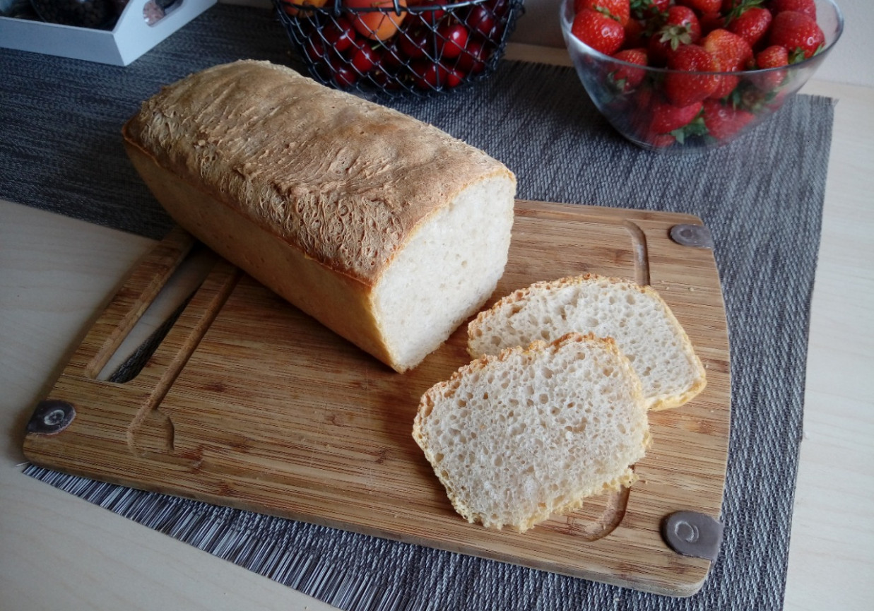 Chleb pszenny na żytnim zakwasie z keksówki foto