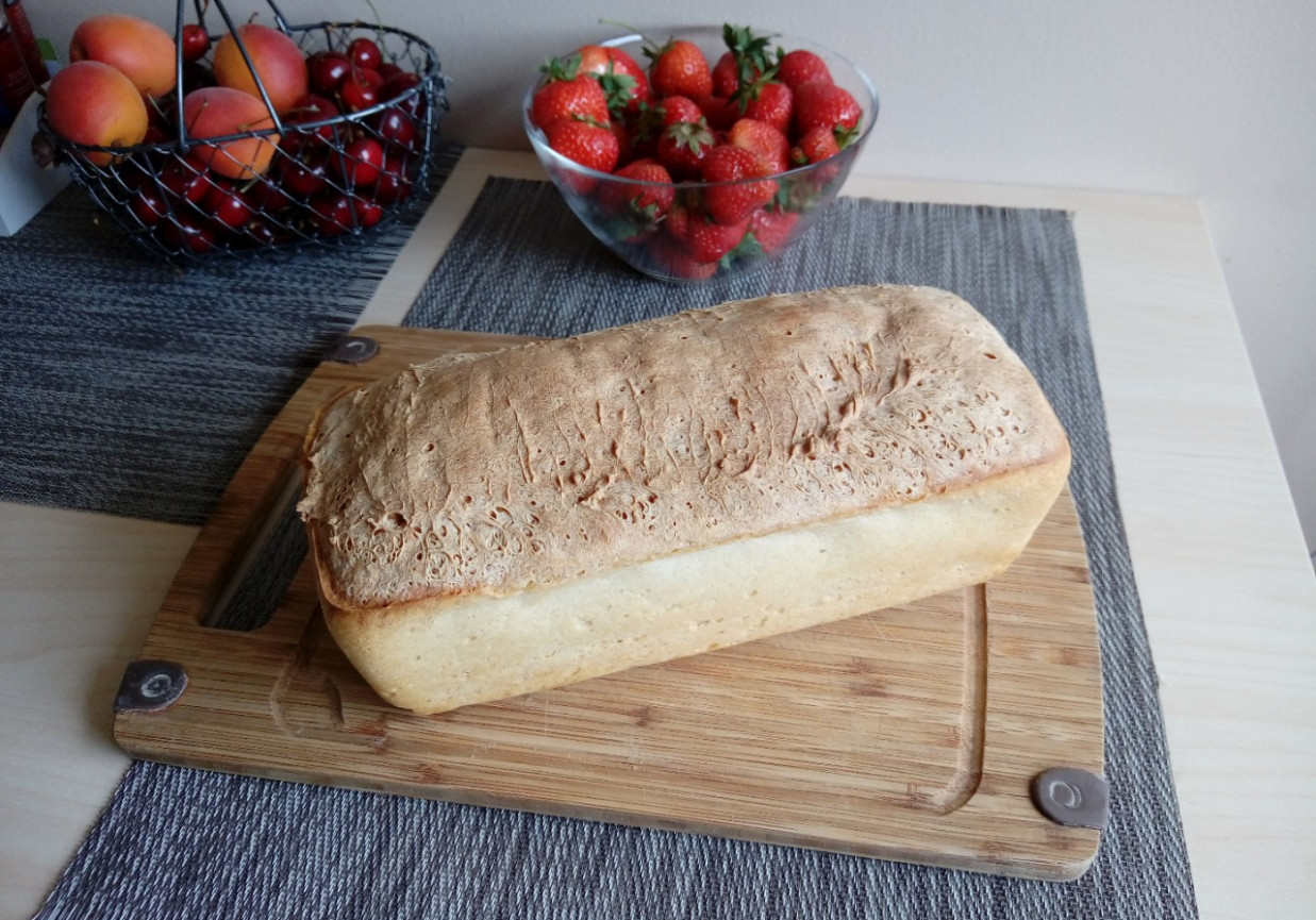 Chleb pszenny na żytnim zakwasie z keksówki foto