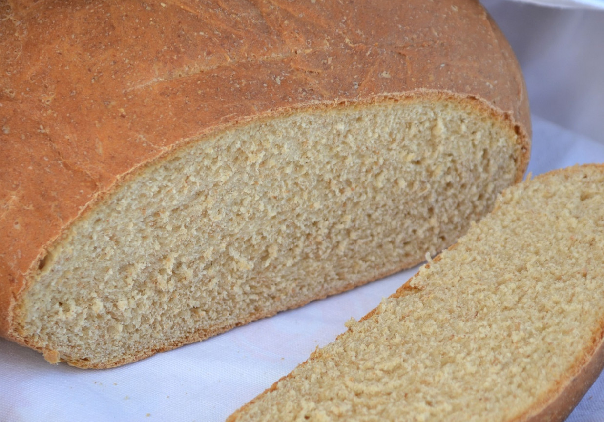 Chleb pszenny pełnoziarnisty na serwatce foto