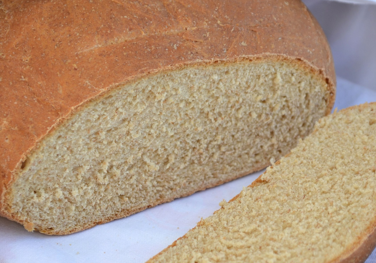 Chleb pszenny pełnoziarnisty na serwatce foto