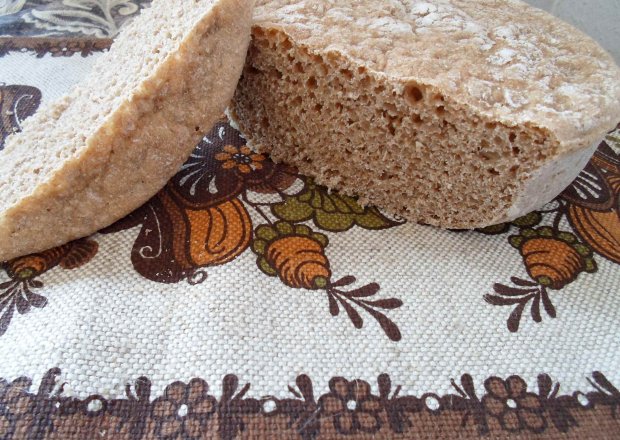 Fotografia przedstawiająca chleb pszenny pełnoziarnisty