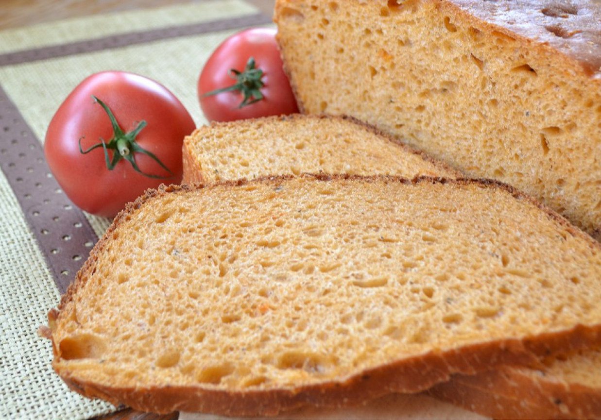 Chleb pszenny pomidorowy na zakwasie foto