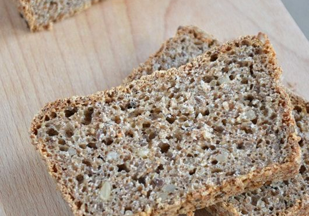 Chleb pszenny razowy na zakwasie foto