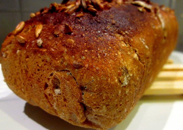 Fotografia przedstawiająca Chleb pszenny razowy z dodatkiem mąki orkiszowej