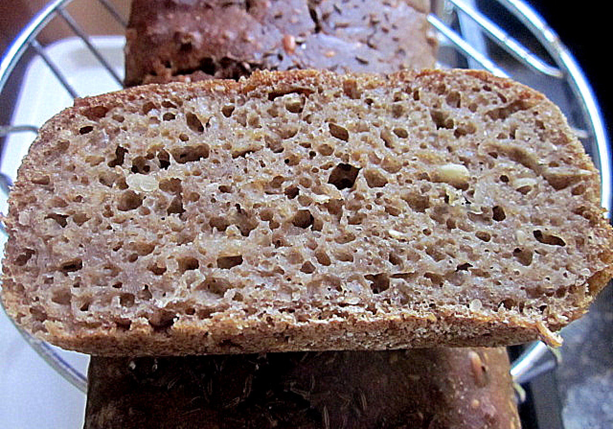 Chleb pszenny razowy z mąką orkiszową na zakwasie żytnim foto