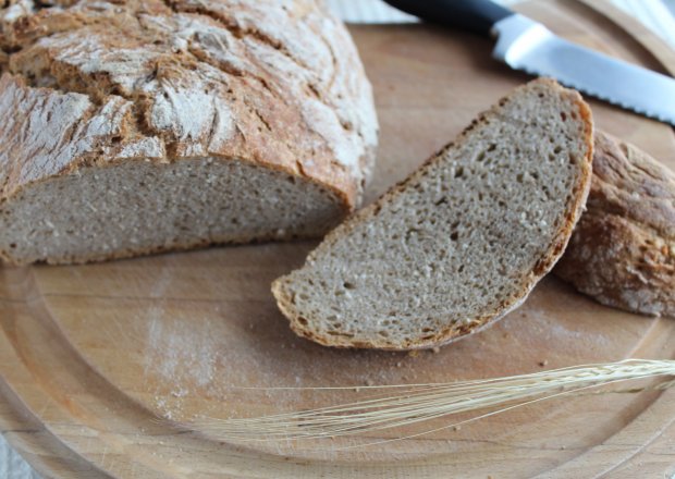 Fotografia przedstawiająca Chleb pszenny z garnka żeliwnego