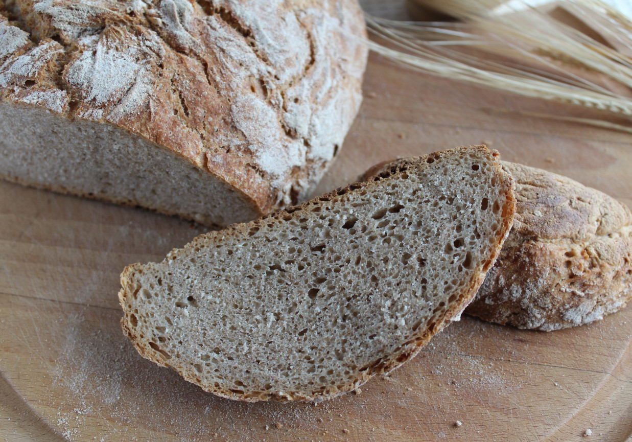 Chleb pszenny z garnka żeliwnego foto