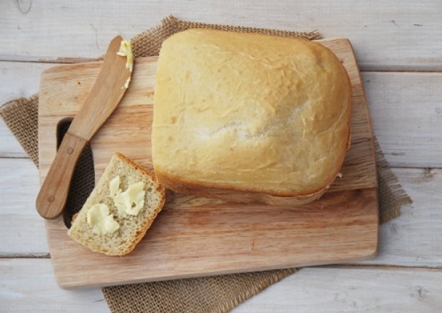 Fotografia przedstawiająca Chleb pszenny z masłem i solą prowansalską