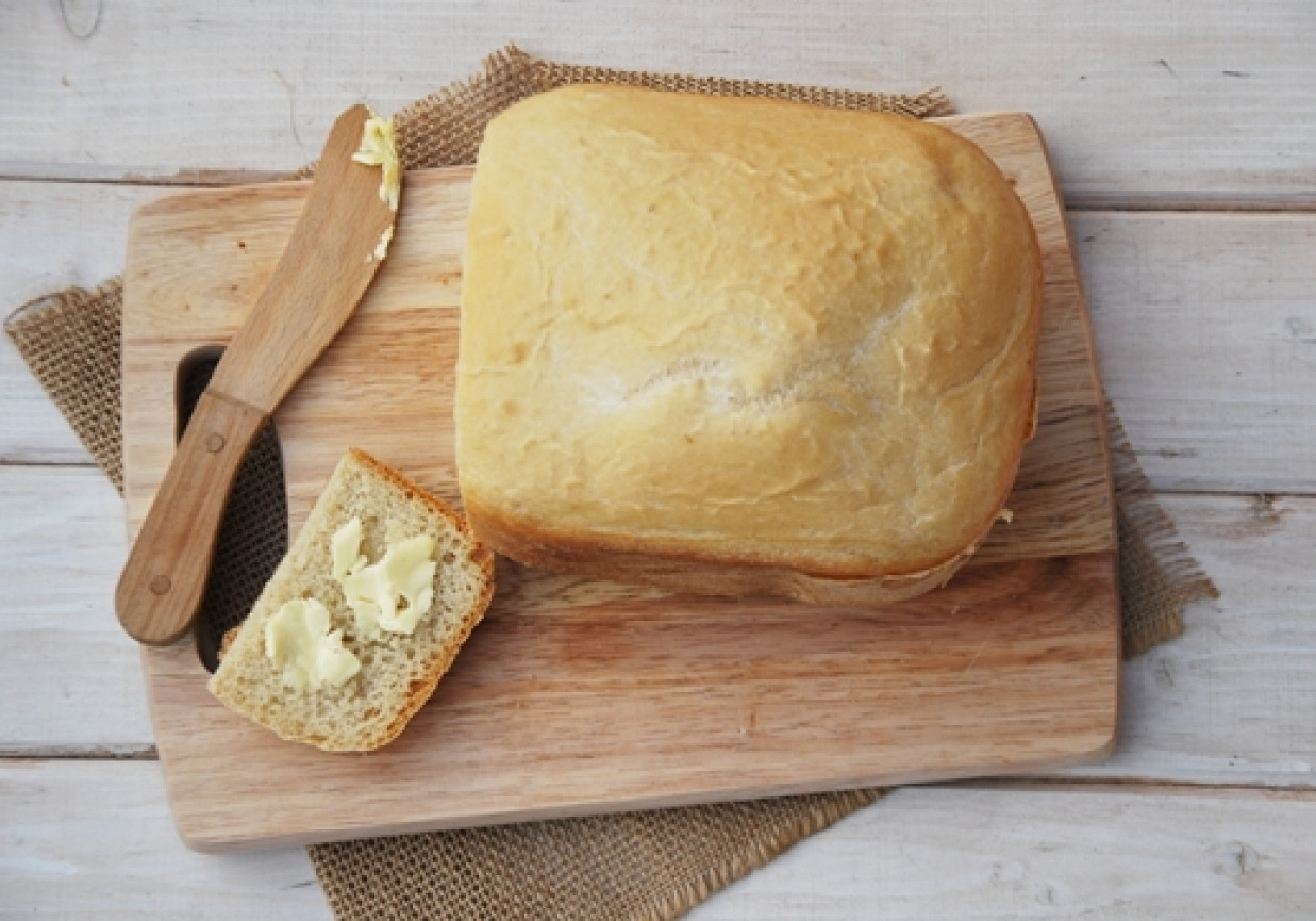 Chleb pszenny z masłem i solą prowansalską foto