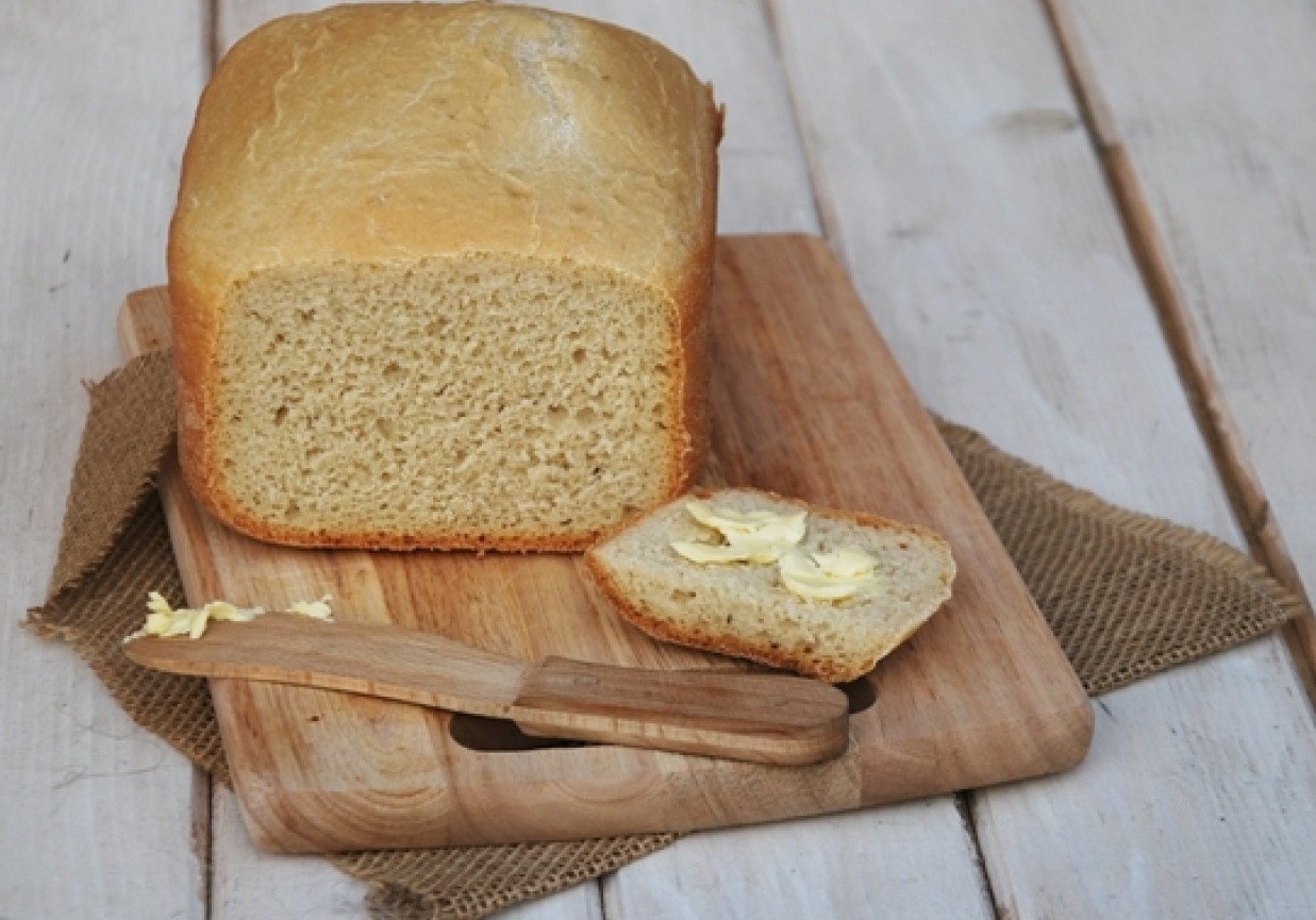 Chleb pszenny z masłem i solą prowansalską foto