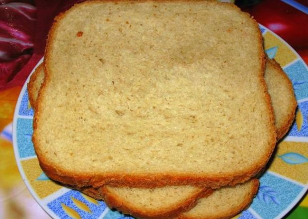 Fotografia przedstawiająca Chleb pszenny z miodem mniszkowym i maślanką