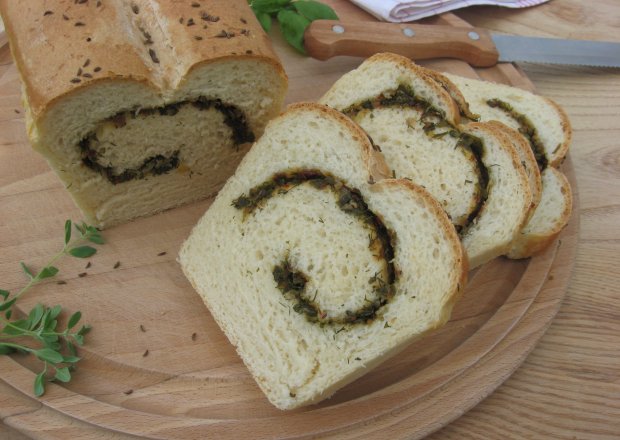 Fotografia przedstawiająca Chleb pszenny z nadzieniem ze świeżych ziół