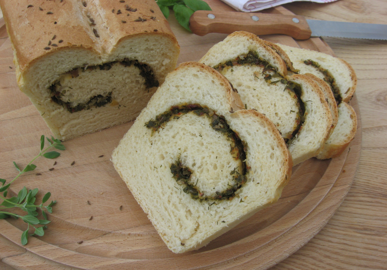 Chleb pszenny z nadzieniem ze świeżych ziół foto
