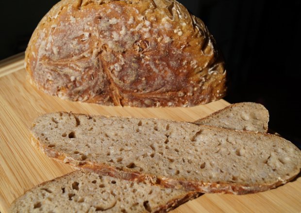 Fotografia przedstawiająca Chleb pszenny z pęczakiem na zakwasie żytnim