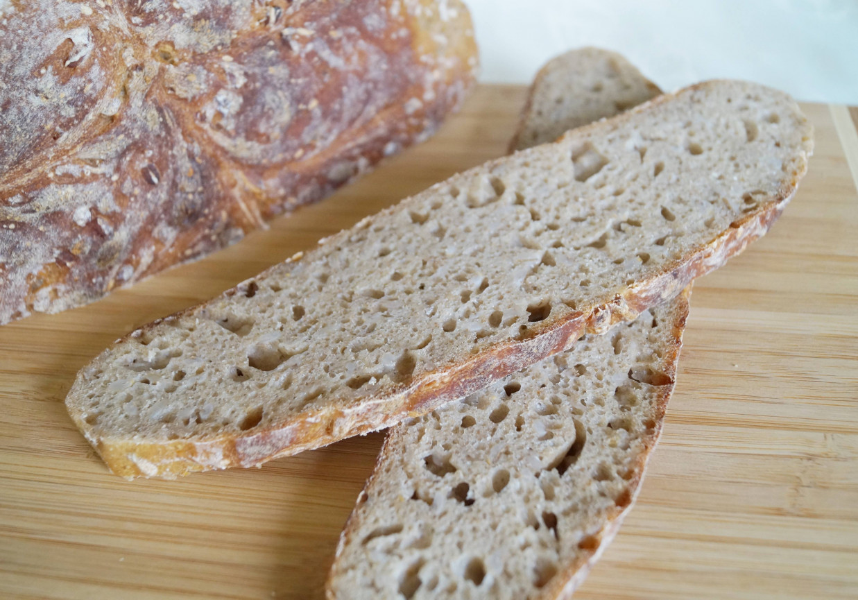 Chleb pszenny z pęczakiem na zakwasie żytnim foto