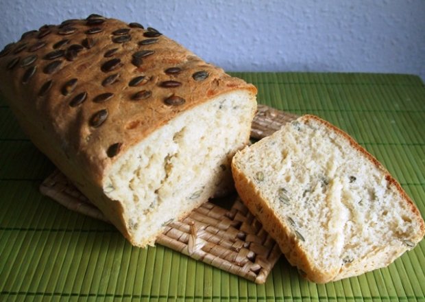 Fotografia przedstawiająca Chleb pszenny z pestkami dyni - prosty