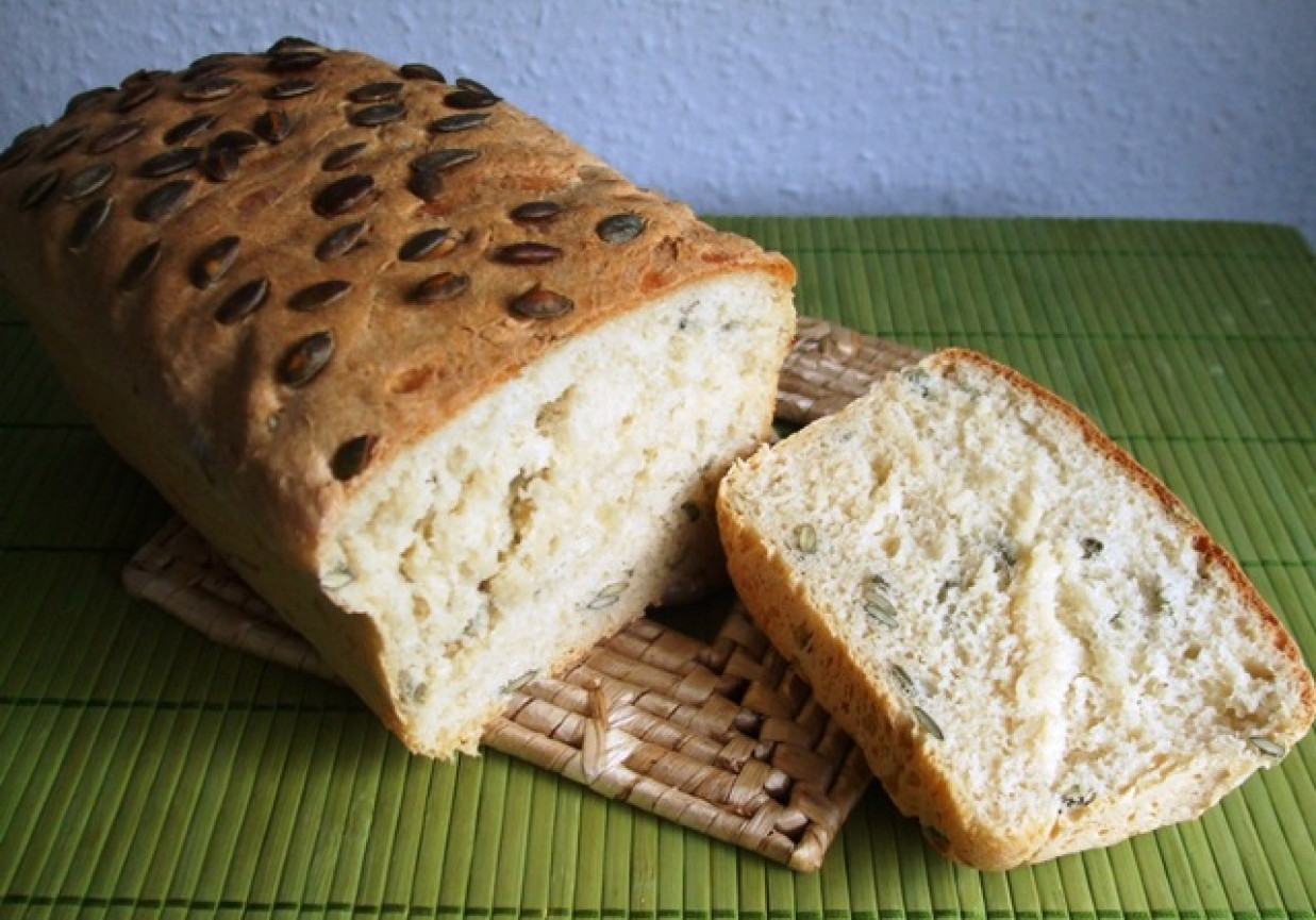 Chleb pszenny z pestkami dyni - prosty foto