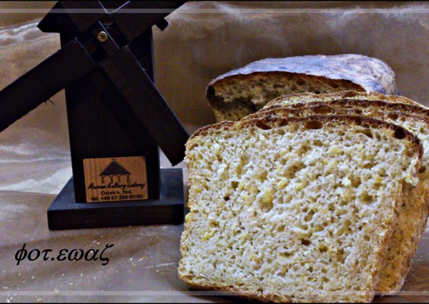 Fotografia przedstawiająca Chleb pszenny z płatkami kukurydzianymi