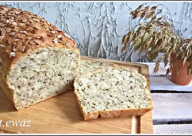 Fotografia przedstawiająca Chleb pszenny z pokrzywą i płatkami żytnimi Zewy