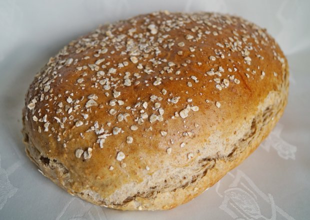 Fotografia przedstawiająca Chleb pszenny z prażonymi płatkami owsianymi