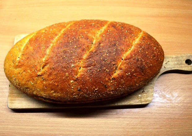 Fotografia przedstawiająca chleb pszenny z siemieniem i otrębami