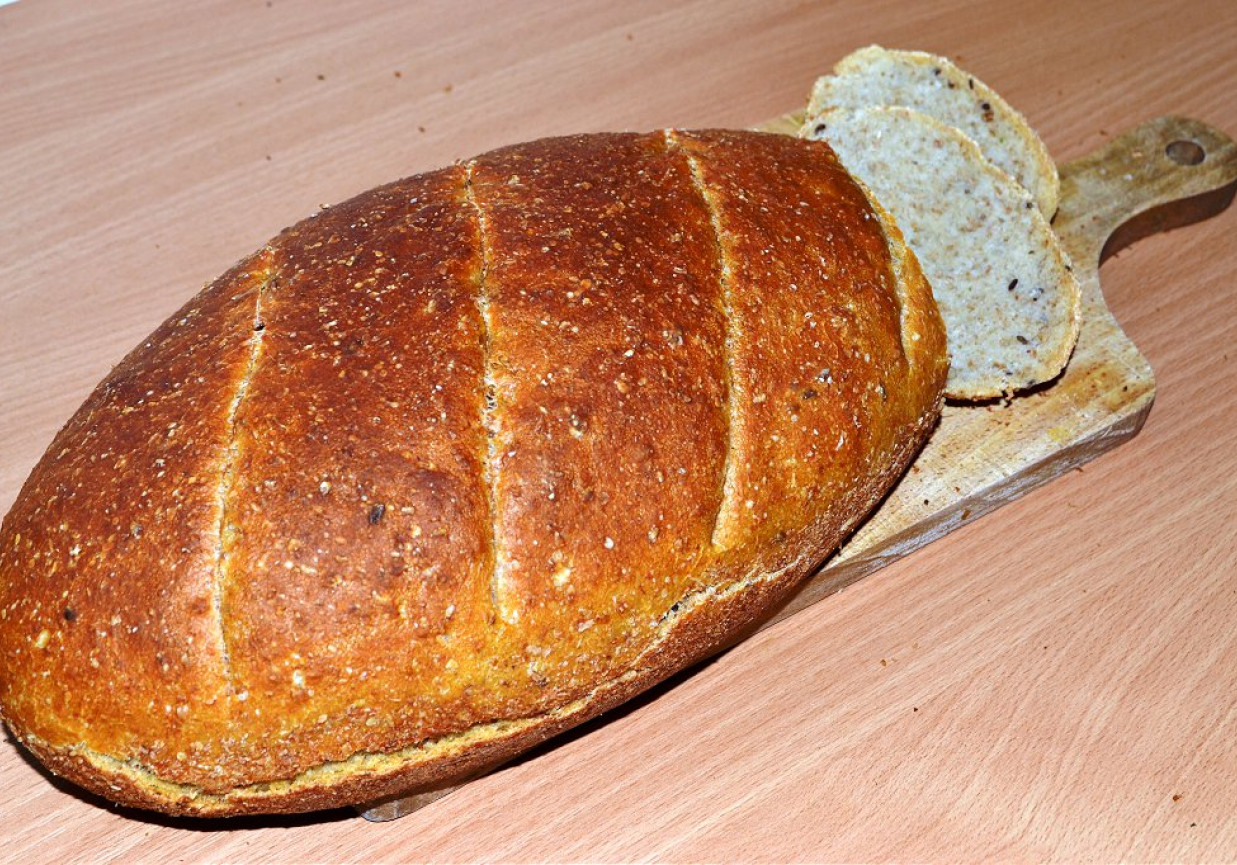 chleb pszenny z siemieniem i otrębami foto