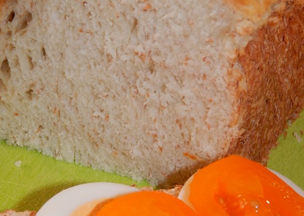 Fotografia przedstawiająca Chleb pszenny z sokiem jabłkowym i ziemniakami