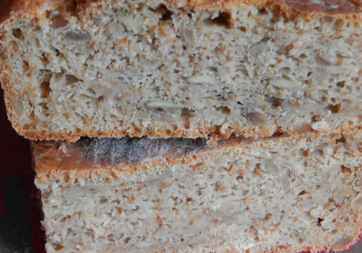 Chleb pszenny z ziarenkami - bez wyrastania foto