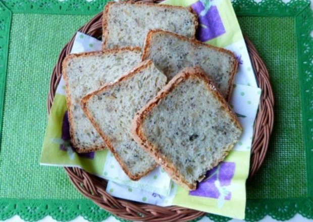 Fotografia przedstawiająca Chleb pszenny z ziarnami na jogurcie