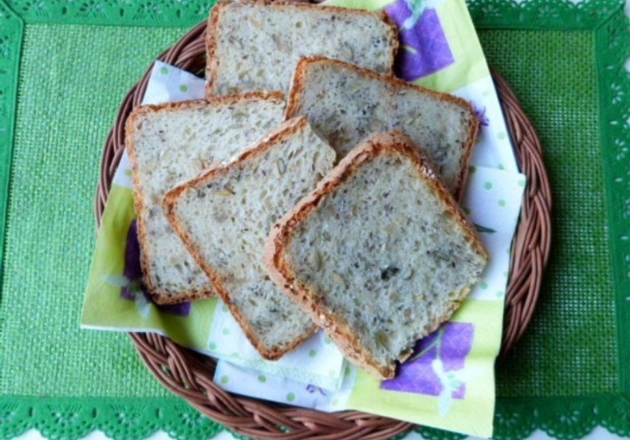 Chleb pszenny z ziarnami na jogurcie  foto