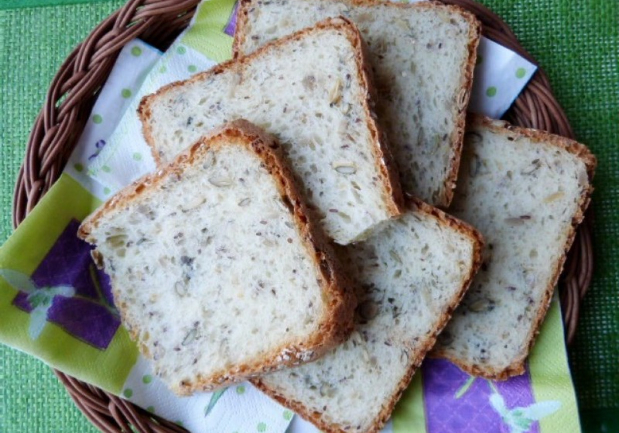 Chleb pszenny z ziarnami na jogurcie  foto