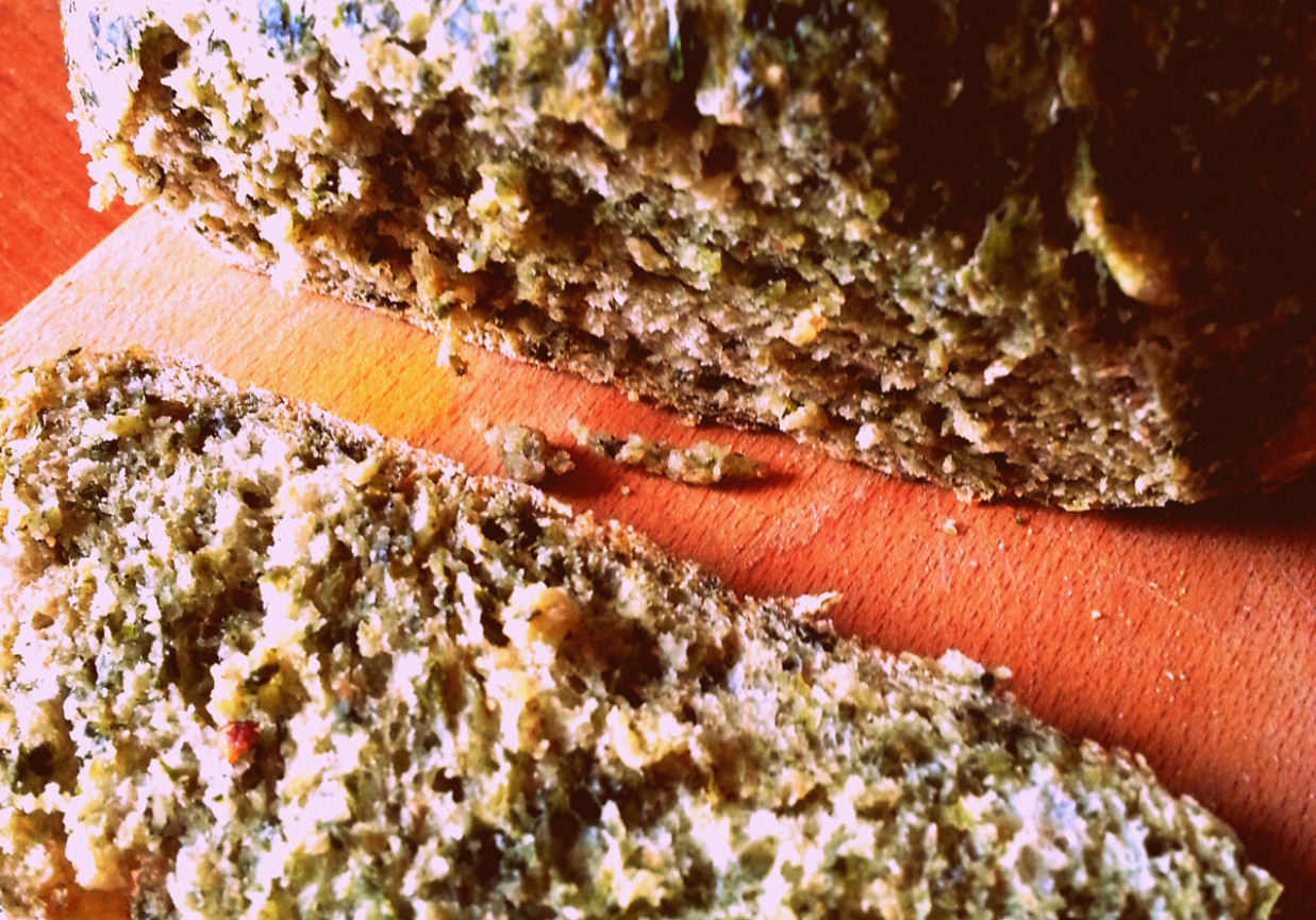 Chleb pszenny ze szpinakiem foto