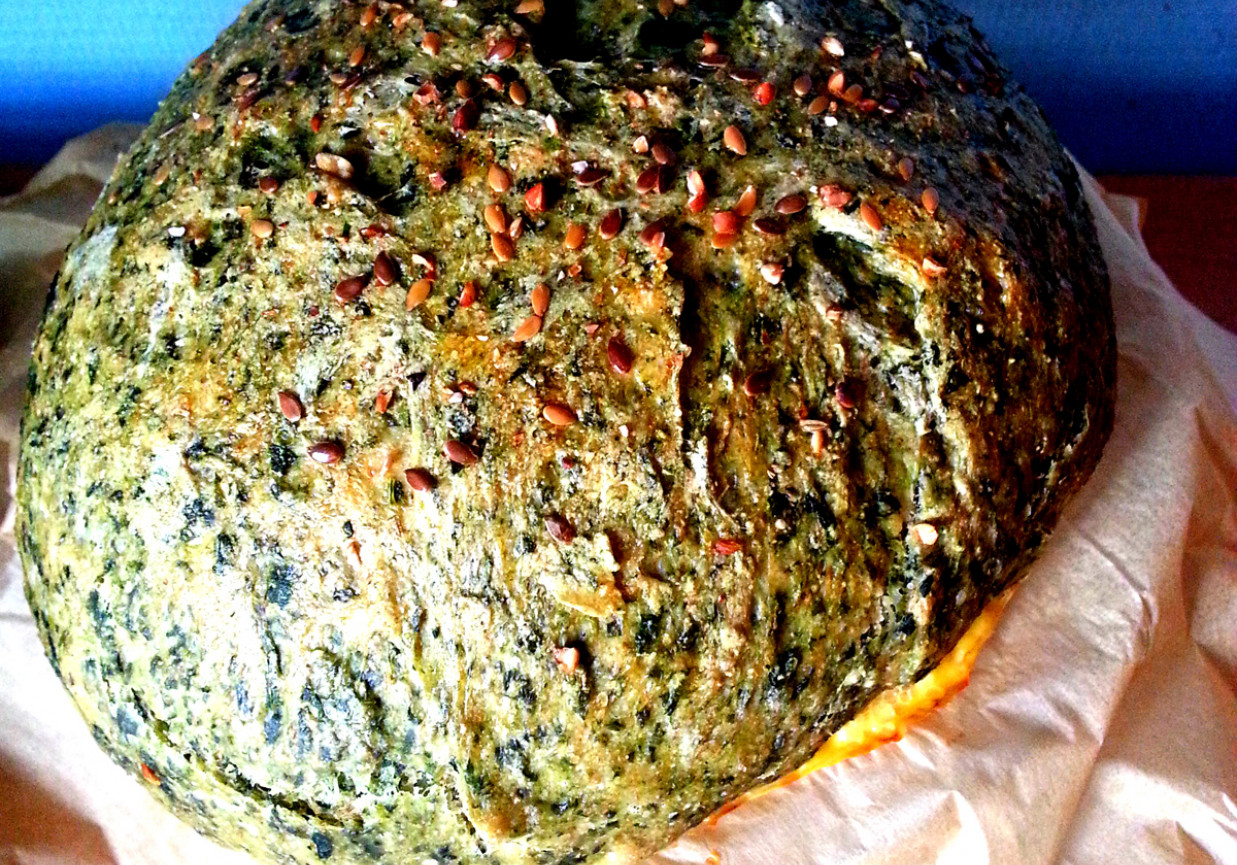 Chleb pszenny ze szpinakiem foto