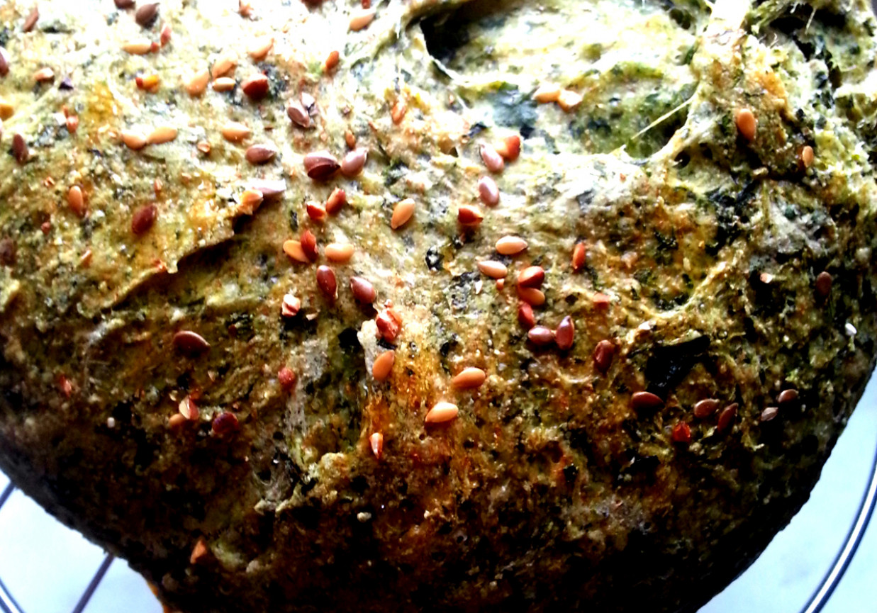 Chleb pszenny ze szpinakiem foto