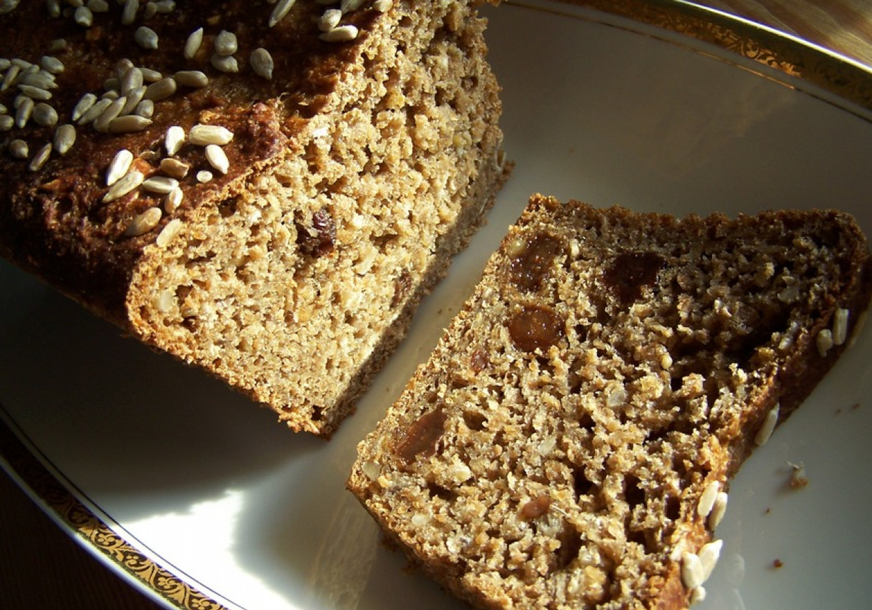 chleb razowy lekko słodki z bananami  i rodzynkami foto