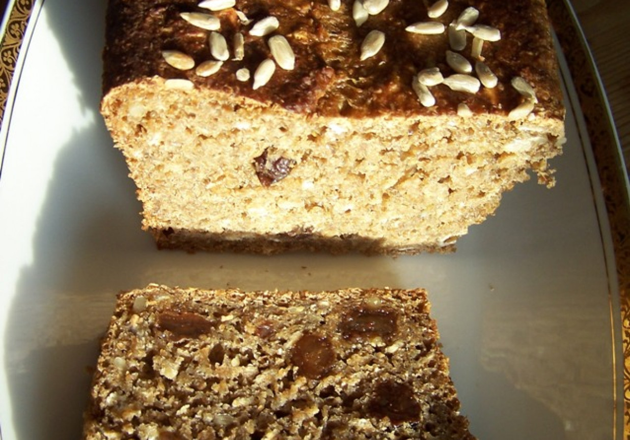 chleb razowy lekko słodki z bananami  i rodzynkami foto