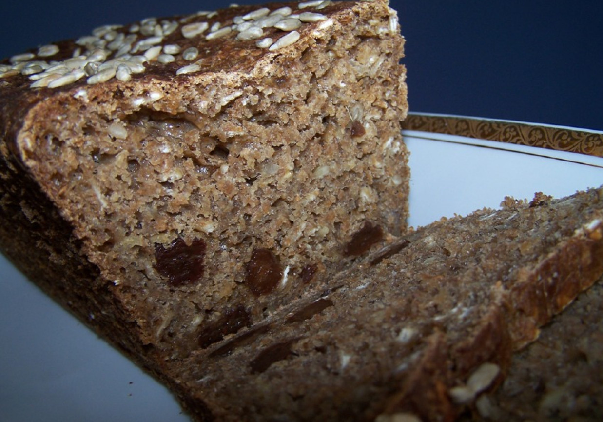 chleb razowy lekko słodki z bananami  i rodzynkami foto