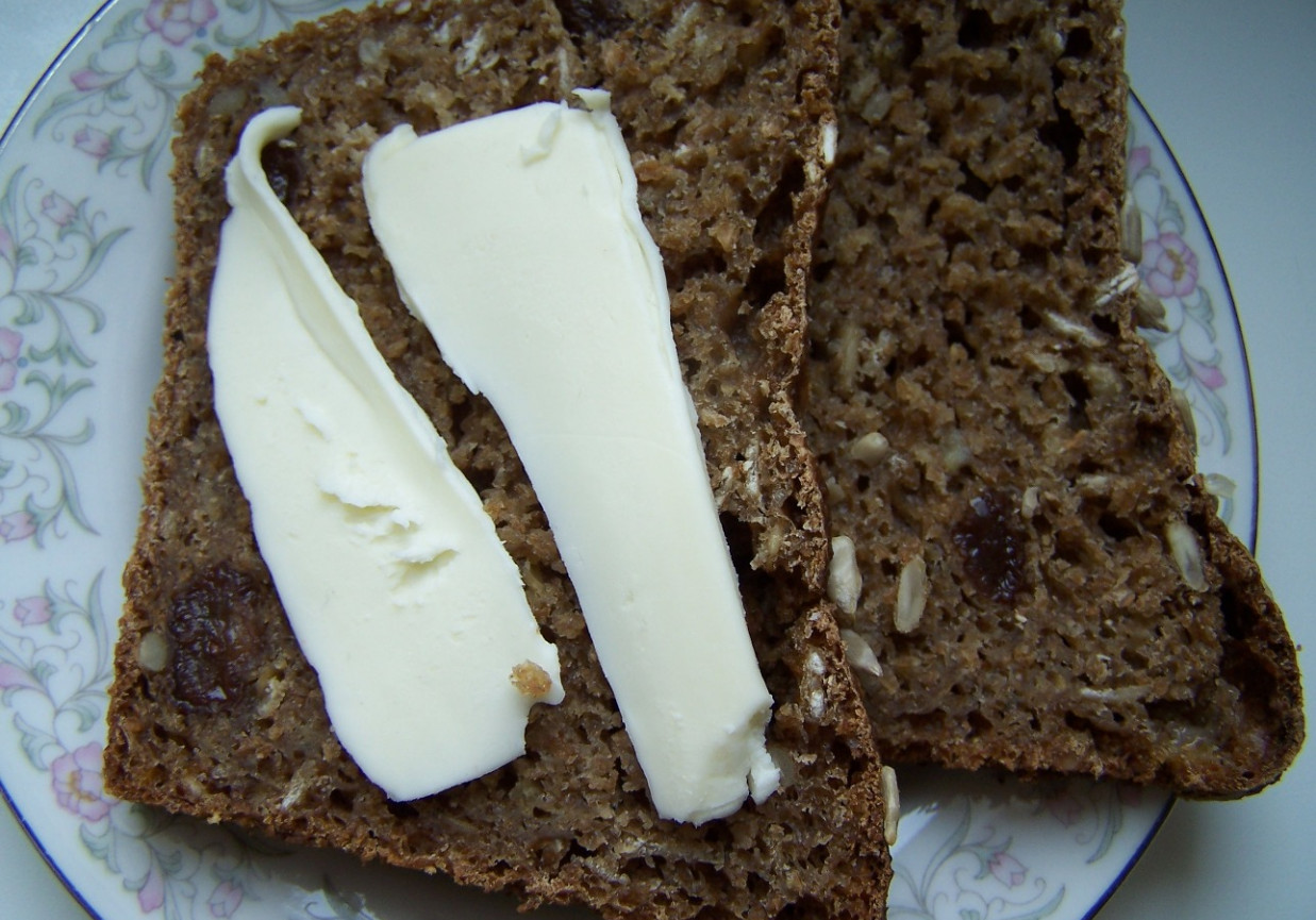 chleb razowy lekko słodki z bananami  i rodzynkami foto