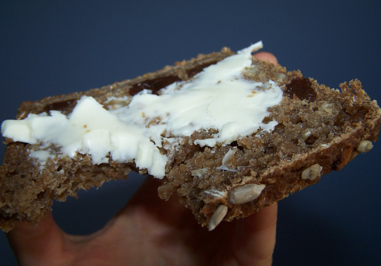 chleb razowy lekko słodki z bananami  i rodzynkami foto